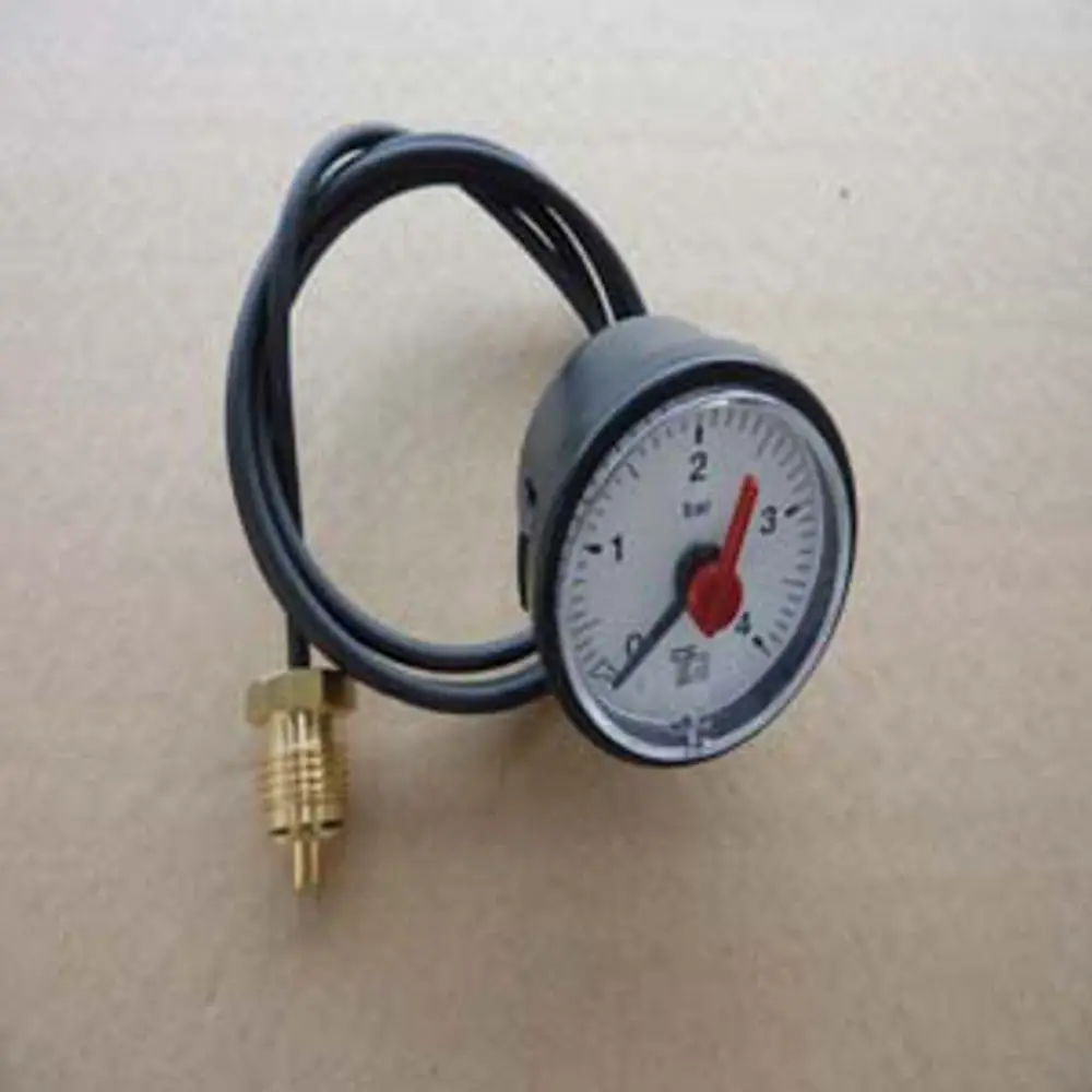 Manometer von Remeha mit einem Zifferblatt, das Druckstufen anzeigt. Die Skala reicht von 0 bis 3, mit einer roten Nadel zur Druckanzeige. Verbunden mit einem flexiblen Schlauch.